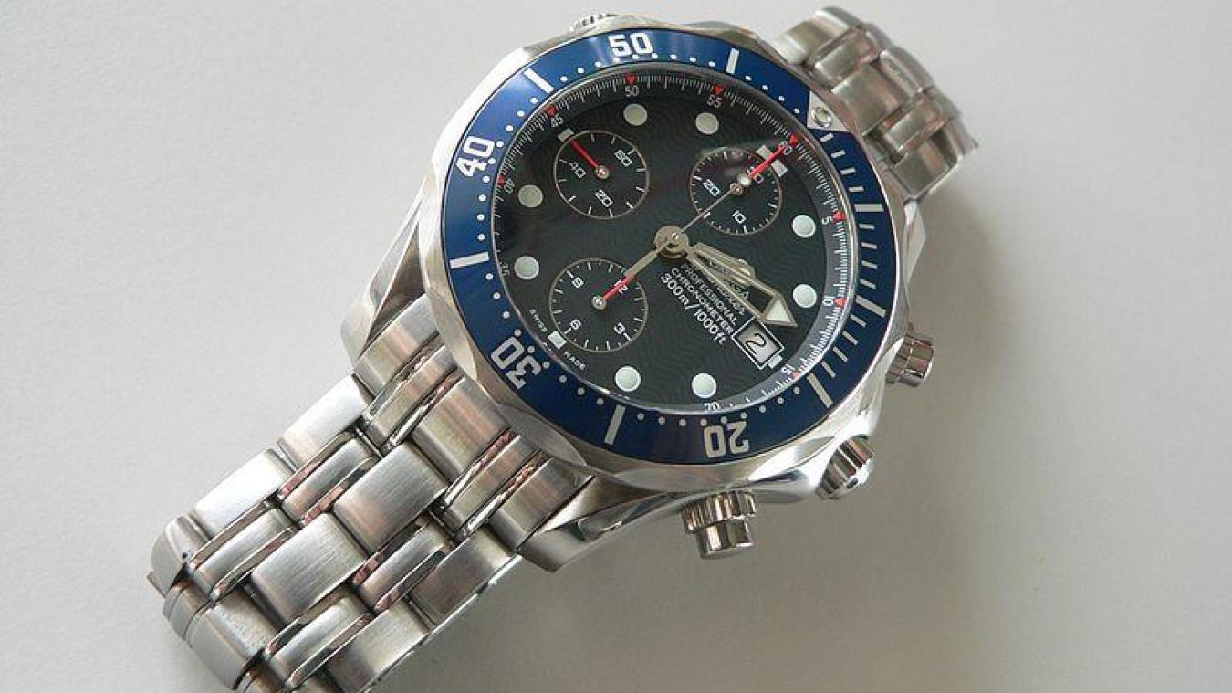 Montre james sales bond 2020